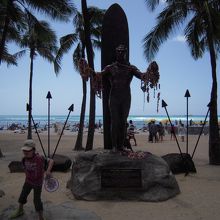 デュークカハナモク像