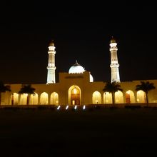 ライトアップされたモスク