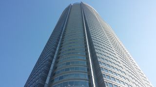 一際大きい高層ビル