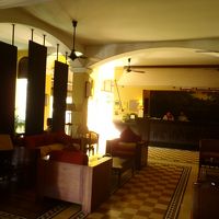 フロントとロビー。ソファでウエルカムドリンクを頂きました。