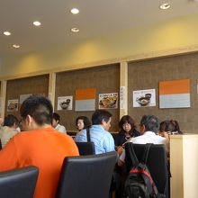 店内の様子　　満員です