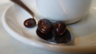 カフェを頼むとチョコボールがついてきます。となりのgromのジェラートも頼めます。