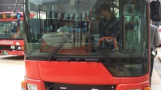 北陸新幹線金沢開通の影響により車内は混雑傾向