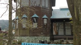 トンネルの上の木造建築