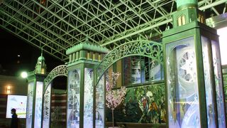 地下街ポルタの入り口に・・・・　見上げてごらん？