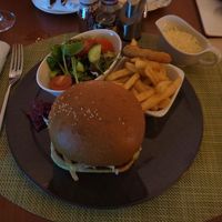 夕食のルームサービスハンバーガー（和牛！？）