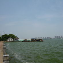 湖に面して遊歩道が伸びています。