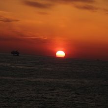 半分ほど日が沈む