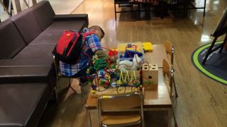 子供がちょっと遊ぶための場所が用意されているので、その場所で子供を遊ばせておいて、ゆっくりと買い物を楽しむ事のできるそんな場所です。