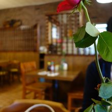 こういう店でもテーブルに花が飾られているのが日本とは違う