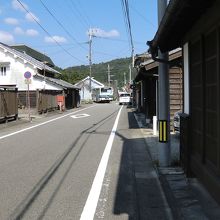 バスも走ってます。