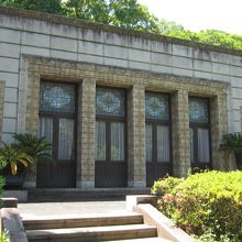 旧渋沢庭園内の青淵文庫