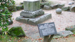 墓石が悲惨な大参事を伝えています