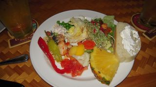 注文した材料が出てきて、自分で焼いて食べます。