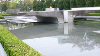 平和の灯の周囲を囲む池です