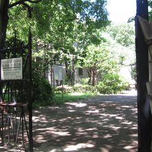 公園を入ってすぐの庭園の入口