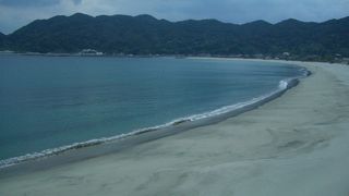 ウミガメも産卵に上陸するきれいな砂浜です