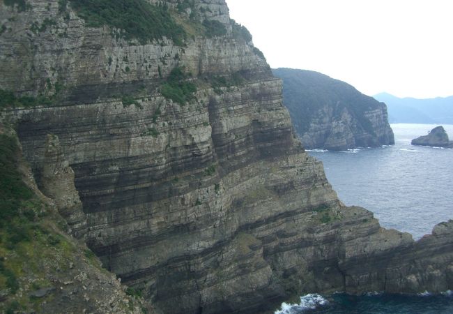 幾重にも重なった地層を見ることができます