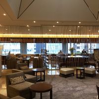 フロントエントランス・奥レストランスペース