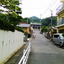 入り口まで少し坂を上ります