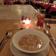 スペイン風ニンニクと卵のスープ　フランスパンが入っていました