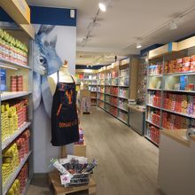 広い店内ではありませんが、パッケージを見るのも楽しい