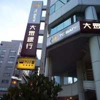 この銀行のビルの5階にあります