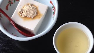 たえまなくお客さんが来店する胡麻豆腐店