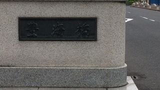 夕刻からライトアップされる