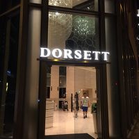 通りの角地で目立ちます