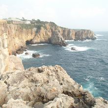 絶壁に激しく波が打ち寄せる