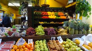 たくさんの食材と色とりどりの果物