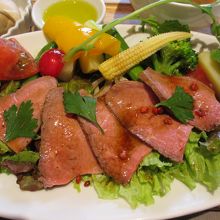 ローストビーフとサラダのアップ