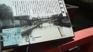 昔ながらの風景を演出する木場駅近くの赤い橋