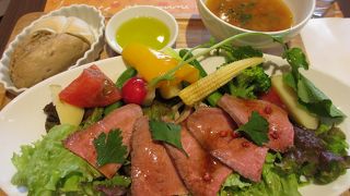 新鮮野菜があるローストビーフのサラダを食べました。