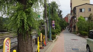 川の西側、浅野川大橋手前に表示がある