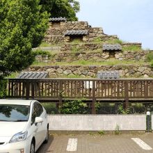 HOTELウェルネス飛鳥路の駐車場に隣接してあります。