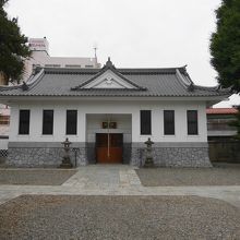 三佛堂は平成22年落成、蔵の街をイメージした造り。