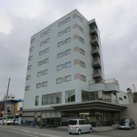 鉄筋8階建ての中型ホテルです。