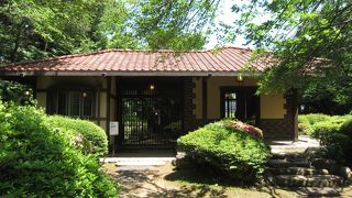 青淵文庫と共に旧渋沢庭園内に残る大正建築