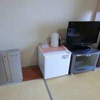 テレビ・冷蔵庫・空気清浄機・ポットがあります。