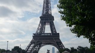 シャイヨー宮とエッフェル塔をつなぐ橋。