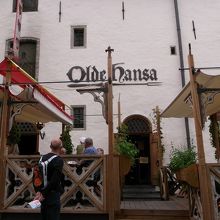 お店の周りにテラスやナッツの屋台があるのでわかりやすい