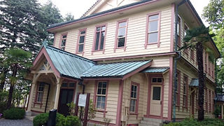 歴史的建造物が２つ