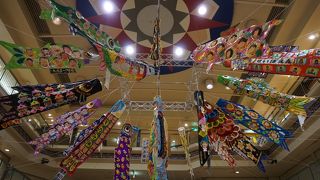 子供が作った鯉のぼりの作品が天井を飾ったりしていて