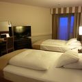 大きいベッドが心地良い　：　レオナルド ロイヤル ホテル フランクフルト