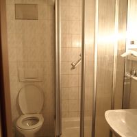 シャワーブースのみ。　ちょっと狭いです。