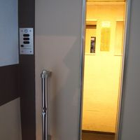 館内のエレベーターがかなり古いタイプで結構驚きです