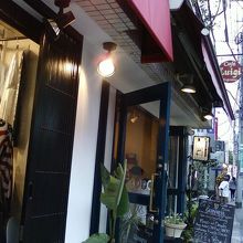 お店の入り口そばです。