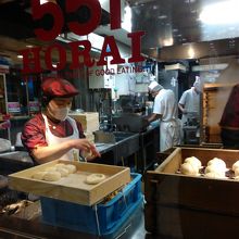 作っているところを見ることができます